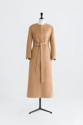 Manteau long en cachemire ceinturé au design minimaliste sans col et à la silhouette épurée